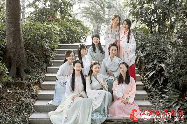 “女汉子”变“女神” 149名建筑女职工拍汉服写真庆妇女节