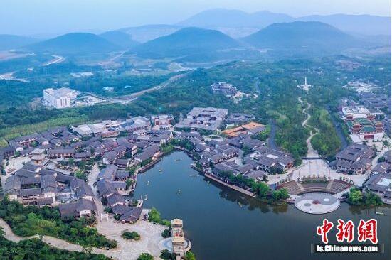 常州：古装美女邂逅古风山镇 感受“传统味”假期
