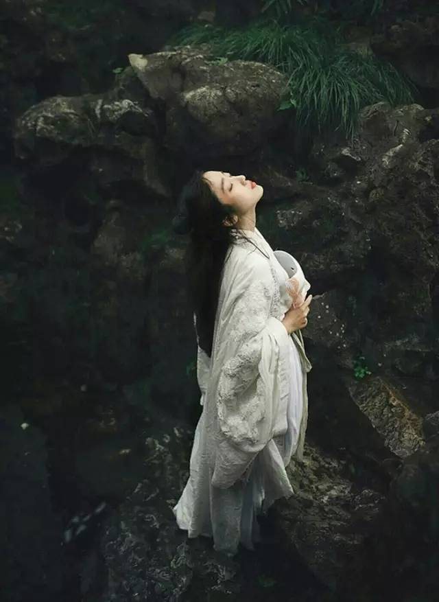 野有蔓草,零露漙兮。
有美一人,清扬婉兮。
死生契阔,与子成说。
执子之手,与子偕老。
