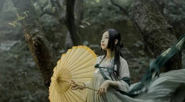 休对故人思故国,
且将新火试新茶,
诗酒趁年华。