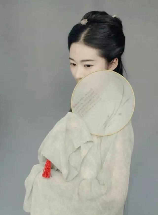 汉服,
是中国女人最美的衣服。
在漫长的几千年时间里,
汉服承载的不仅是一种生活美学,
更是无数中国人生活方式的延续。