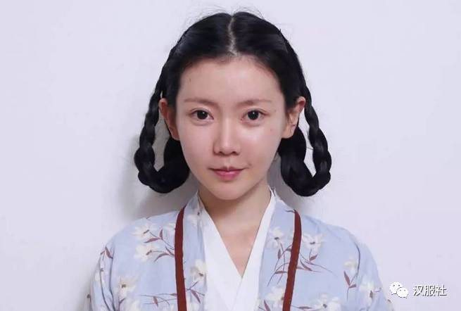 1、清洗皮肤,保持干净,最好妆前做个面膜以方便上妆。不用在每次做汉服妆面前刻意用什么妆前护理,用你平时的护肤品做好妆前准备即可。