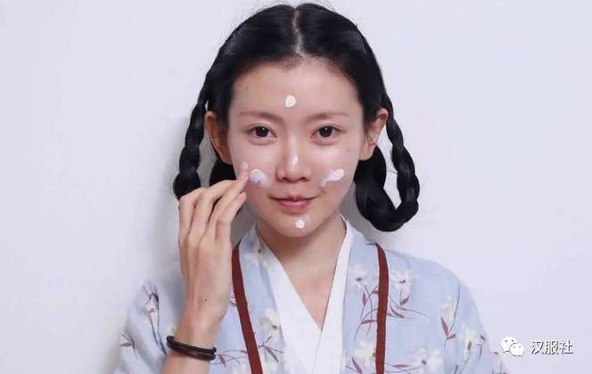2、底妆——汉服古典底妆粉底液或BB霜都可选,但一定要选浅一号的粉底,汉服妆容偏白较好。如图,5个打得区域,轻抹擦均。