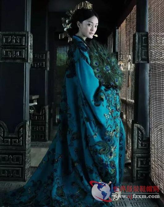 春秋战国之交,“百家争鸣”的社会环境对服饰也有不同程度的影响。
这时出现了一种上衣下裳相连的服装 ——深衣。