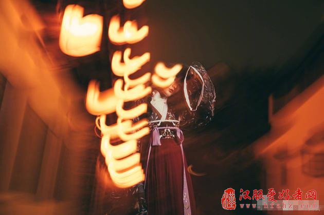 徐娇晒唯美汉服写真 眼镜高跟鞋混搭获赞时尚