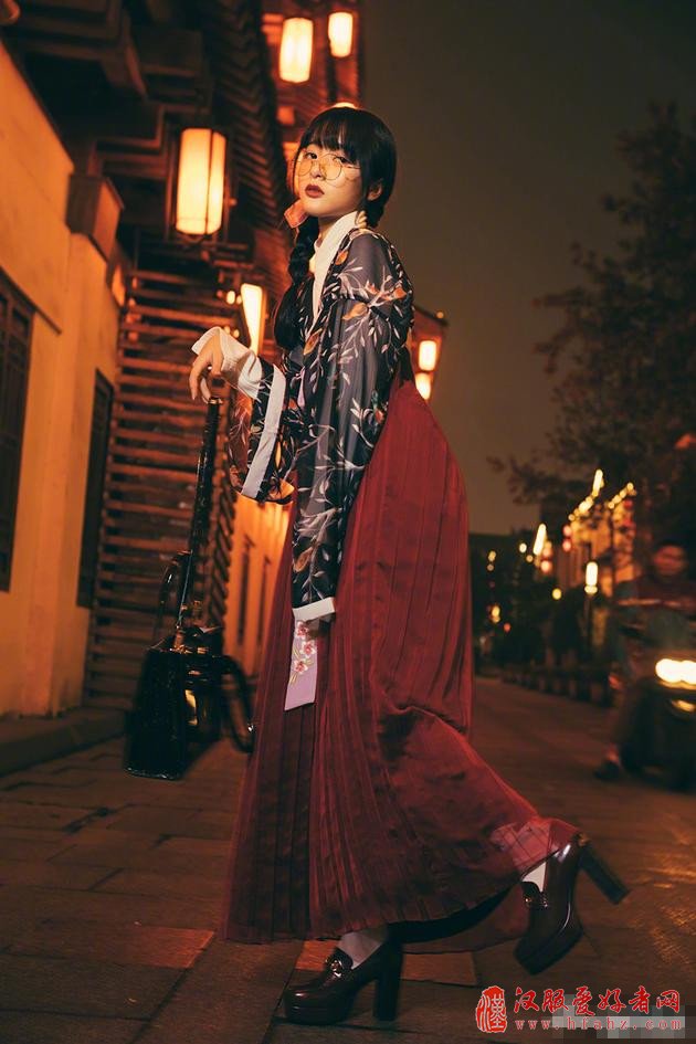 徐娇晒唯美汉服写真 眼镜高跟鞋混搭获赞时尚