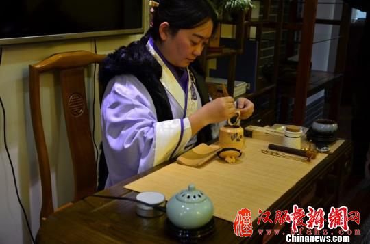 兰州周末休闲新方式：着汉服 鉴香韵 品茗茶