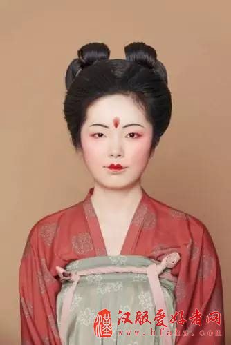  【妆容教程】乱花渐欲迷人眼 到新春何不来款“桃花妆”
