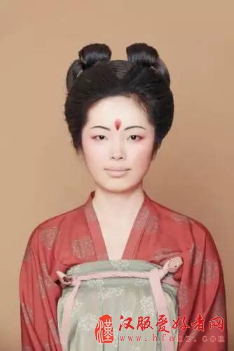  【妆容教程】乱花渐欲迷人眼 到新春何不来款“桃花妆”
