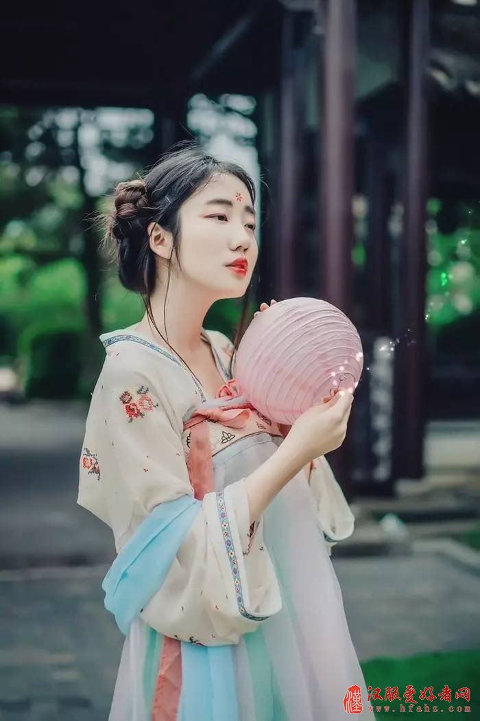  何惧复兴汉服道阻且长，看我华夏儿女！