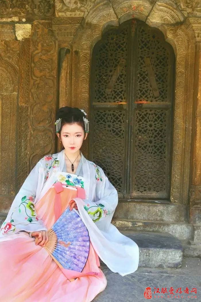  何惧复兴汉服道阻且长，看我华夏儿女！