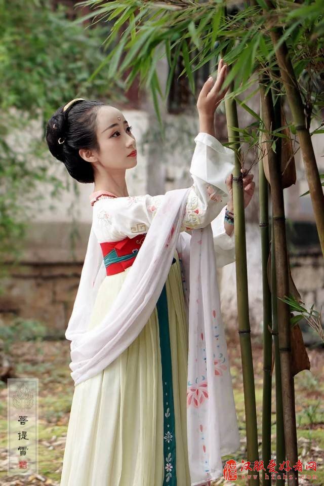  何惧复兴汉服道阻且长，看我华夏儿女！