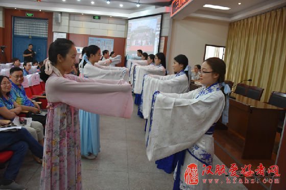 三门峡市三中：“文化讲堂”来举办 汉服文化进校园