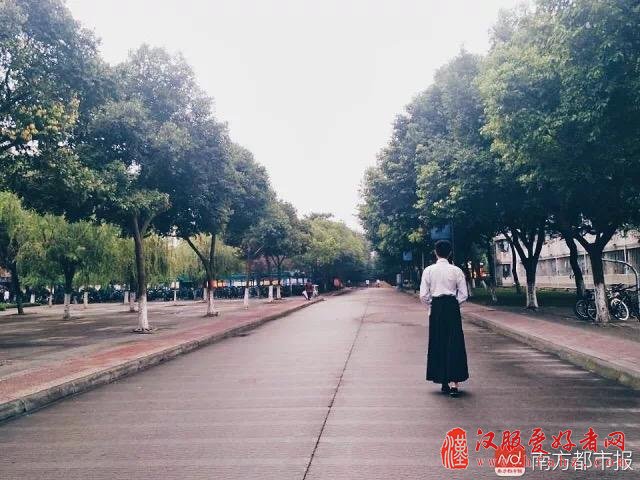 不是cosplay！大学男生每天穿汉服 作诗吹箫谙茶道
