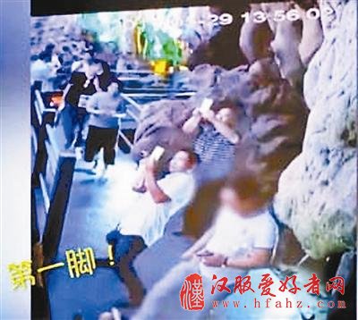 男子游览溶洞景区 三脚踢断上亿年钟乳石