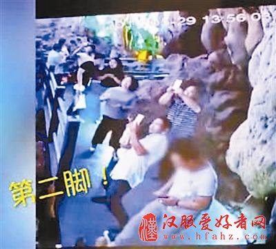 男子游览溶洞景区 三脚踢断上亿年钟乳石