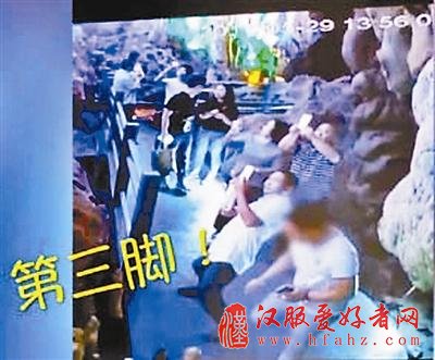 男子游览溶洞景区 三脚踢断上亿年钟乳石