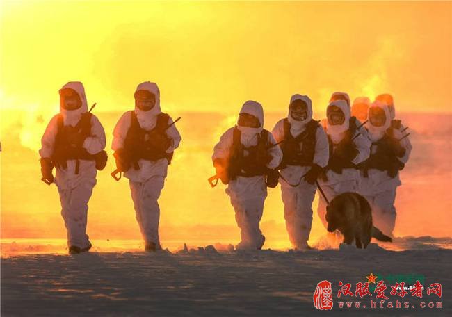 2月1日，驻守在黑龙江省漠河县北极村的边防连官兵，冒着零下30摄氏度严寒巡逻执勤。