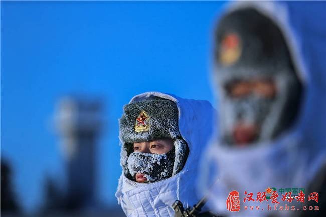 2月1日，驻守在黑龙江省漠河县北极村的边防连官兵，冒着零下30摄氏度严寒巡逻执勤。
