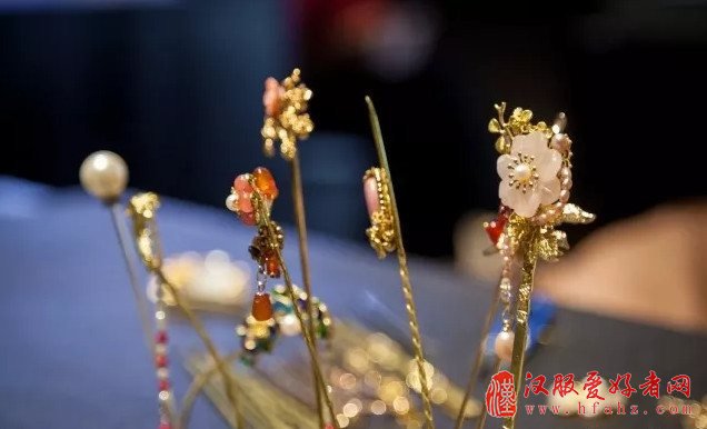 在舟山普陀,就有一位热衷簪子制作的90后女孩——沈洁琼。
2013年,从学校毕业的沈洁琼在一家公司做网编,可没多久她便辞职,开始做起了发簪。