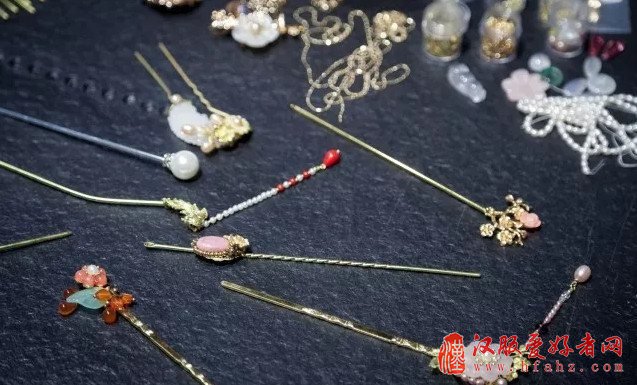 在舟山普陀,就有一位热衷簪子制作的90后女孩——沈洁琼。
2013年,从学校毕业的沈洁琼在一家公司做网编,可没多久她便辞职,开始做起了发簪。