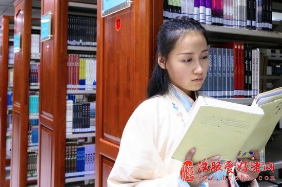 青岛高校汉服美女引围观 出入餐厅教室似“穿越”