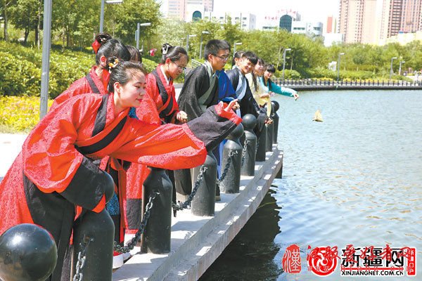 新疆汉服群友南湖广场祭屈原(图)