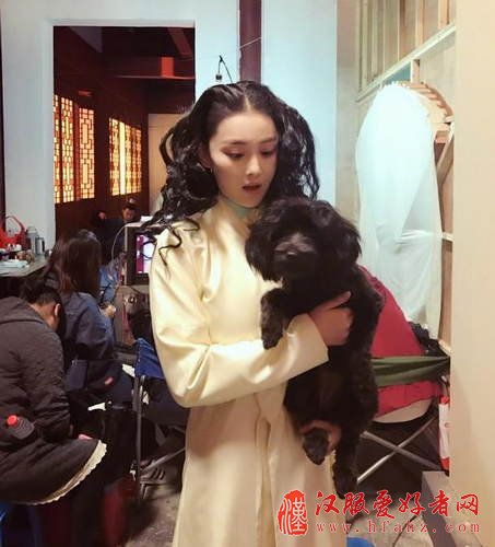 张馨予穿古装披头散发 抱狗狗笑称“发型一样”