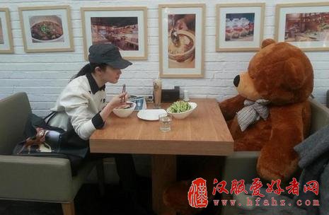 刘亦菲寂寞无人陪与熊吃饭 古装剧照演绎蜕变过程