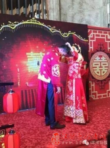 婚礼上,两位新人举行了跨火盆、跨马鞍、行结发礼、共饮合卺酒等中式婚礼的礼仪,现场亲友为他们送上美好的祝愿。