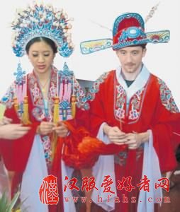 大马华裔女子憧憬传统中式婚礼美国夫婿花轿迎亲