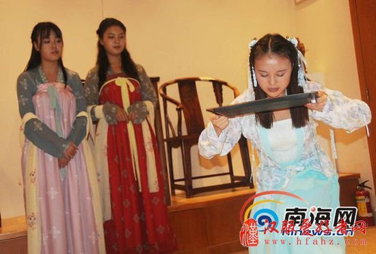 海南大学大三学生罗婷(右)在展示汉服文化和礼仪。(协会供图)