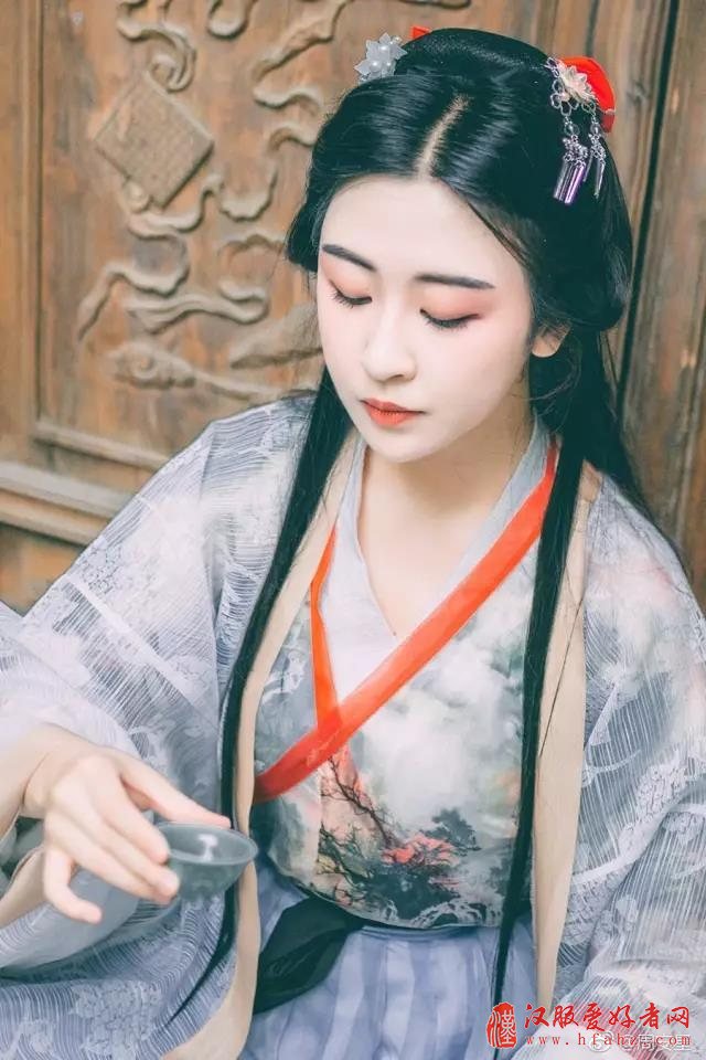 一代倾城逐浪花,吴宫空自忆儿家。
效颦莫笑东村女,头白西边上浣纱。
