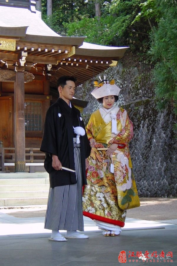 日本传统婚礼穿着的服饰.