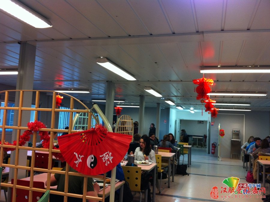 包饺子 写书法 穿汉服 国外课堂上的中国年