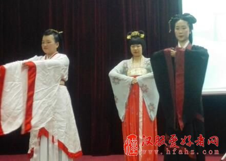 济南三中汉服社团的学生进行汉服展示