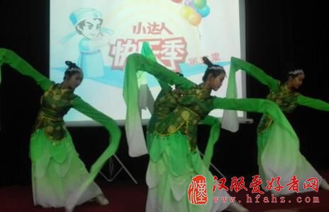 济南三中的学生带来了精彩的古典舞蹈《琵琶语》