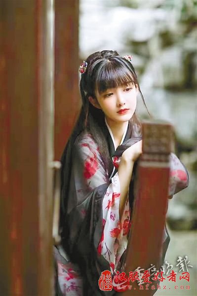 重庆大叔痴迷汉服 竟有上千迷妹追捧