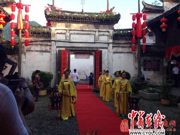 洋青年在浙江古村落举行中式婚礼
