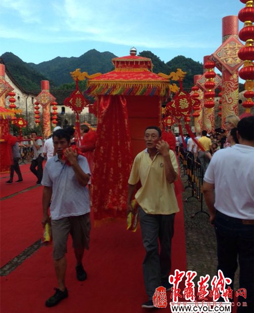 洋青年在浙江古村落举行中式婚礼