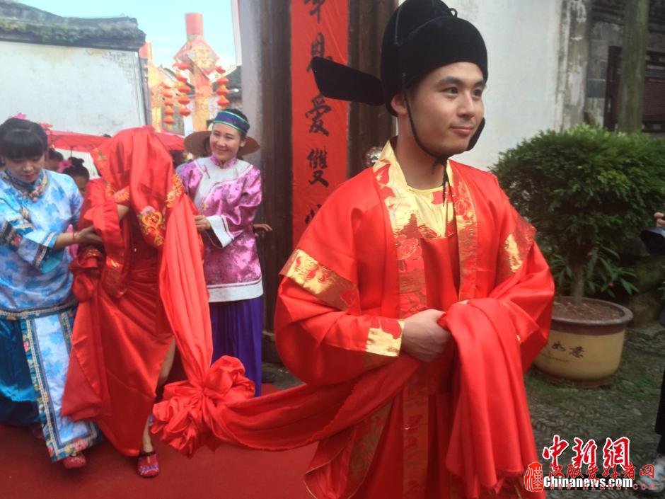中国小伙用中式婚礼迎娶乌克兰新娘
