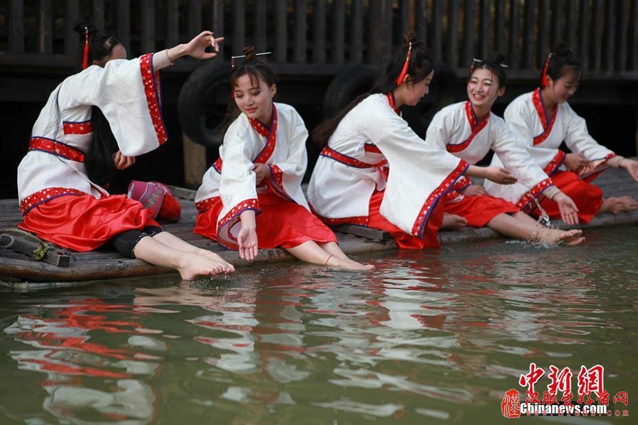 【组图】江苏常州淹城重现上巳节古风 汉服美女