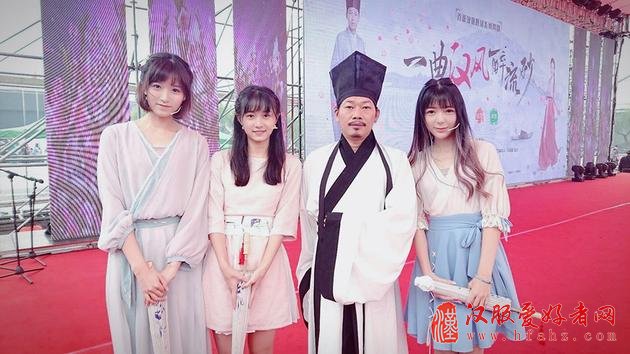 学霸女团Ace与方文山合影