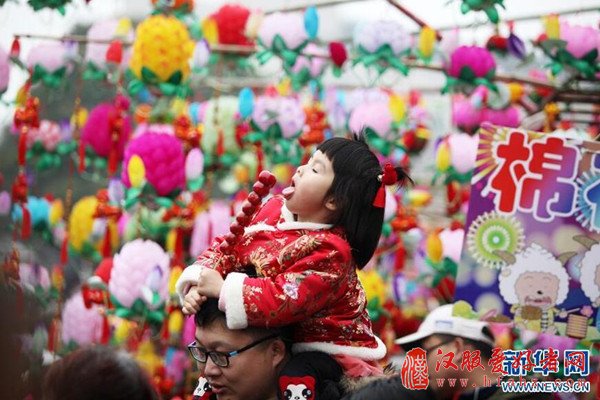 穿汉服、提花灯 南京萌娃闹新春