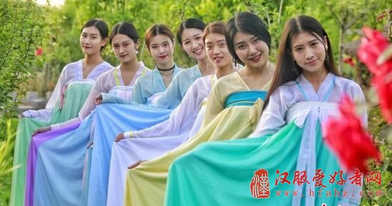 女大学生着古装扮仙女拍唯美毕业照