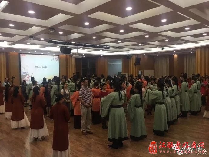 广东实验中学四十多位学生举办了一场汉服传统成人礼