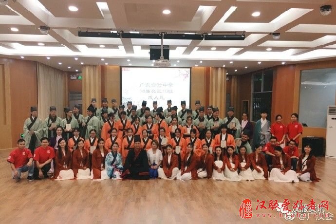 广东实验中学四十多位学生举办了一场汉服传统成人礼