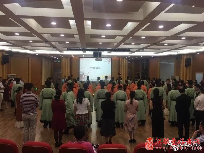 广东实验中学四十多位学生举办了一场汉服传统成人礼