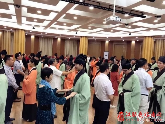 广东实验中学四十多位学生举办了一场汉服传统成人礼