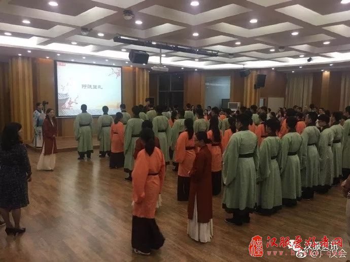 广东实验中学四十多位学生举办了一场汉服传统成人礼